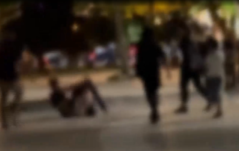Θεσσαλονίκη: Άγριο ξύλο μεταξύ ανήλικων κοριτσιών – Απίστευτες εικόνες (Video)
