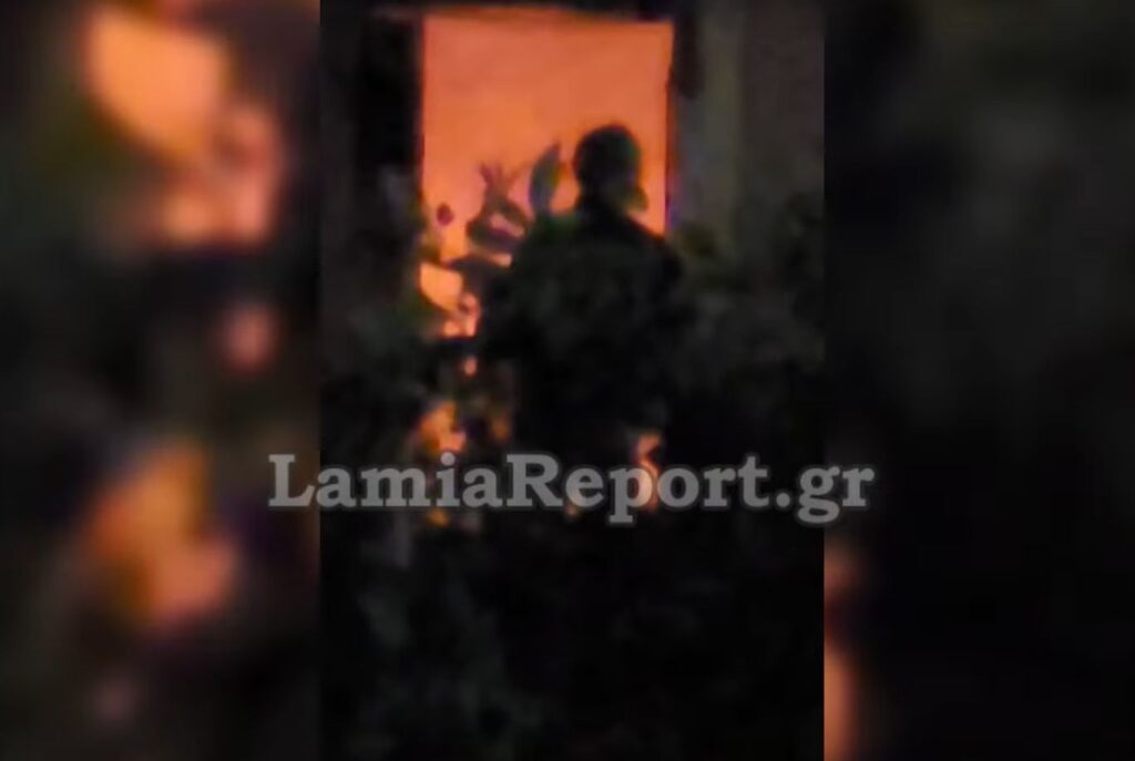 Φωτιά σε σπίτι στη Λαμία: Ο ιδιοκτήτης απειλούσε με μαχαίρι στα χέρια (Video)