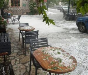 Λακωνία: Άσπρισαν οι δρόμοι από το χαλάζι