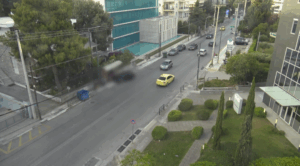 Χαλάνδρι: Βίντεο ντοκουμέντο &#8211; Η στιγμή που το ΙΧ πέφτει στη στάση λεωφορείου