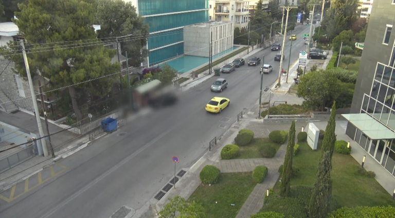 Χαλάνδρι: Βίντεο ντοκουμέντο – Η στιγμή που το ΙΧ πέφτει στη στάση λεωφορείου