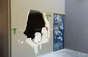 Νέα Ιωνία: Έσπασαν τοίχο σχολείου με βαριοπούλα &#8211; Απίστευτες εικόνες από τους βανδαλισμούς (Photos &#8211; Video)