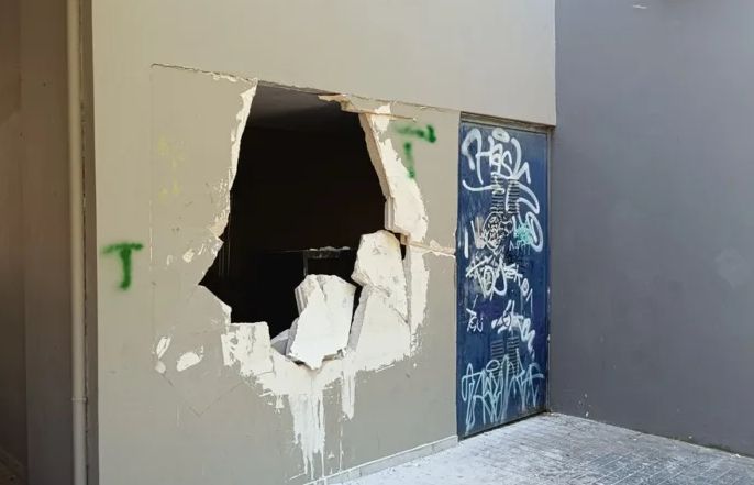 Νέα Ιωνία: Έσπασαν τοίχο σχολείου με βαριοπούλα – Απίστευτες εικόνες από τους βανδαλισμούς (Photos – Video)