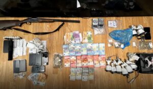 Αγία Βαρβάρα: Καραμπίνα, ναρκωτικά, drone και 30.000 ευρώ βρήκαν οι αστυνομικοί &#8211; Οκτώ συλλήψεις (Photos &#8211; Video)