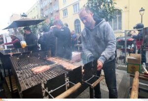 Πανηγύρια με&#8230; catering &#8211; Τι απαντά η κυβέρνηση για την κατάργηση των υπαίθριων ψησταριών