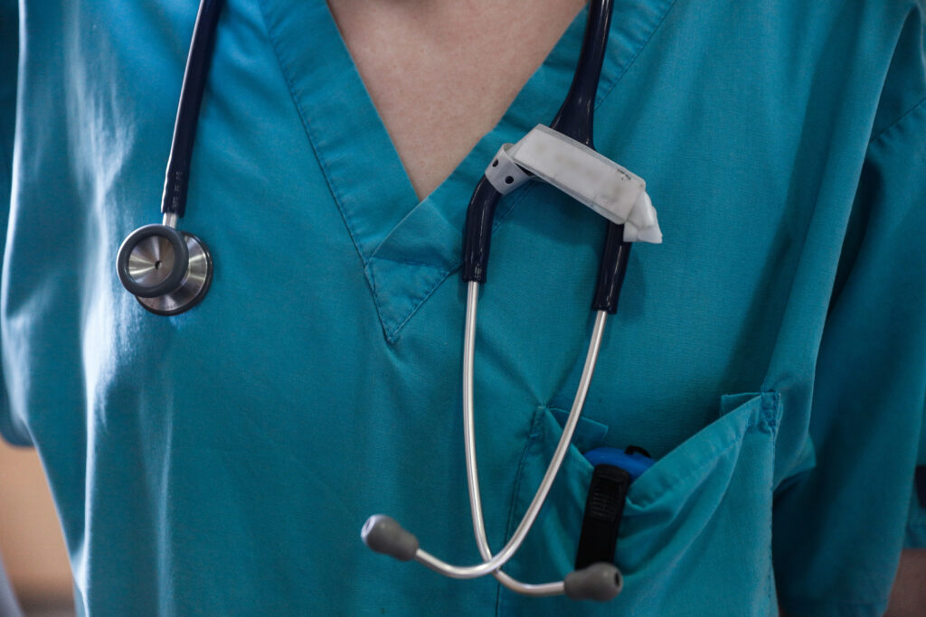Συνειδητή εξόντωση νέων γιατρών: Καταγγέλλουν 32 ώρες συνεχόμενης εργασίας, απλήρωτες εφημερίες και πίεση