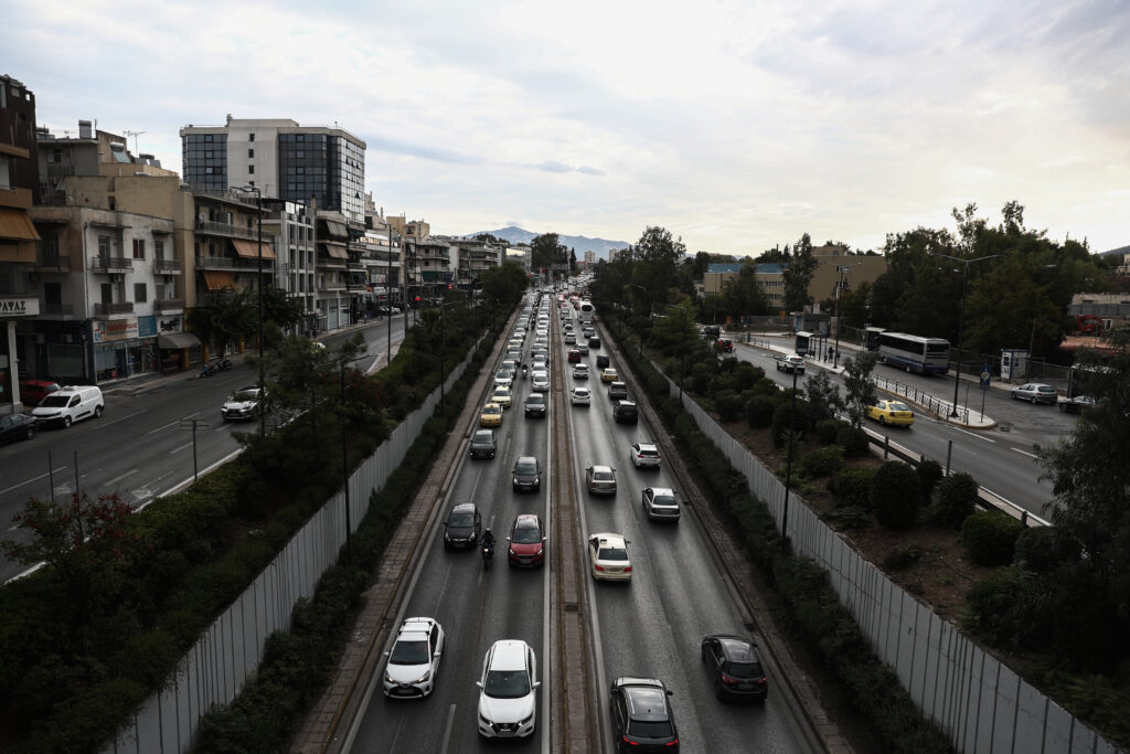 Τροχαίο στη Λεωφόρο Μεσογείων: Δικυκλιστής έπεσε πάνω σε λεωφορείο