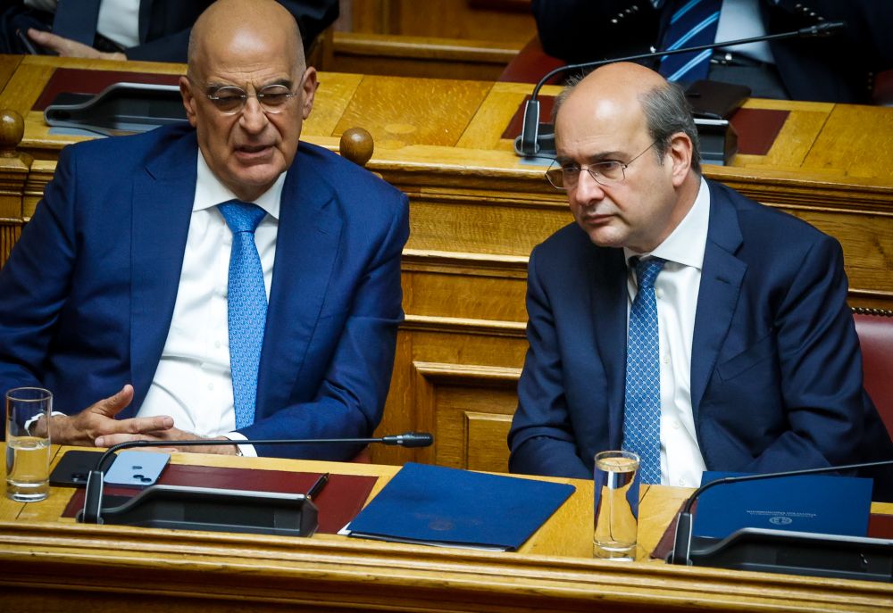 Πήραν μπροστά οι μηχανισμοί των δελφίνων – Πώς ο Μητσοτάκης επιχειρεί να ελέγξει τη «γαλάζια» ΚΟ