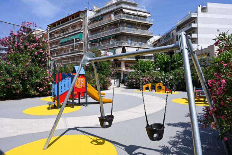 Πάτρα: Ηλικιωμένος απείλησε παιδιά σε παιδική χαρά με όπλο (Video)
