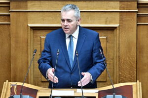 Πετράλωνα: Γκαζάκια στην είσοδο της πολυκατοικίας που διαμένει ο Μάξιμος Χαρακόπουλος