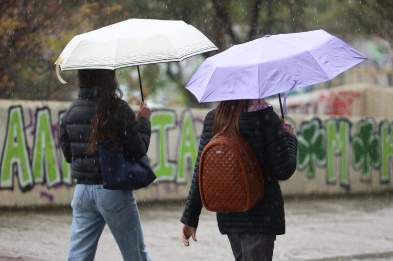 Καιρός: Ανατροπή από Σάββατο με βροχές και καταιγίδες – Οι βοριάδες διώχνουν την αφρικανική σκόνη