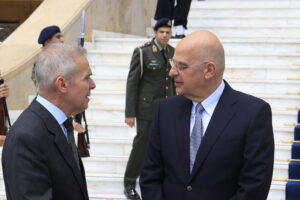 Αξιωματικός μήνυσε Δένδια και Δαβάκη για ευνοιοκρατία στις μεταθέσεις στρατιωτικών