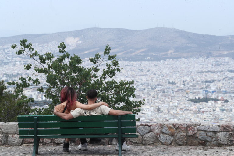 Καιρός: Επιμένουν οι υψηλές θερμοκρασίες και η σκόνη – Πότε έρχεται πολικός αεροχείμμαρος 