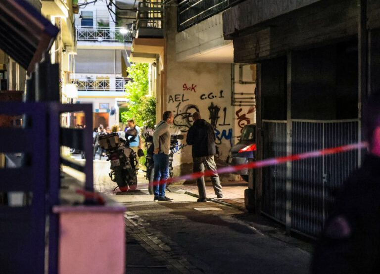 Λάρισα: «Σκότωσες τη μάνα σου;» – Με πολλαπλές μαχαιριές δολοφονήθηκε η 52χρονη