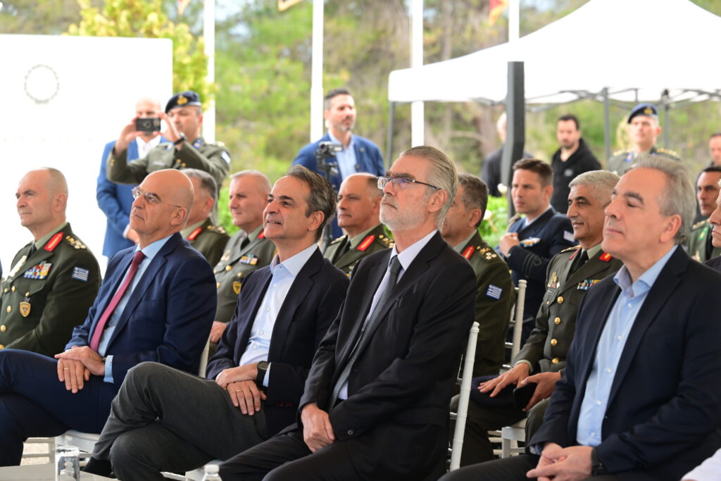 Και ο… Δένδιας χώρια