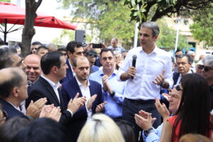 Μητσοτάκης: Κακοσκηνοθετημένο κυβερνητικό σόου με φόντο τα Μέγαρα και το «καφέ της Άντζελας» (Video)