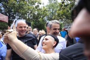 Μητσοτάκης: Κακοσκηνοθετημένο κυβερνητικό σόου με φόντο τα Μέγαρα και το «καφέ της Άντζελας» (Video)