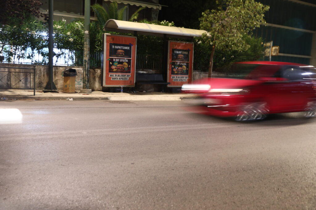 Χαλάνδρι: Διασωληνωμένος και φρουρούμενος ο οδηγός του ΙΧ που έπεσε σε στάση λεωφορείου