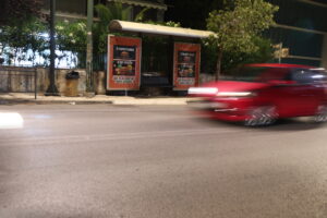 Χαλάνδρι: Διασωληνωμένος και φρουρούμενος ο οδηγός του ΙΧ που έπεσε σε στάση λεωφορείου