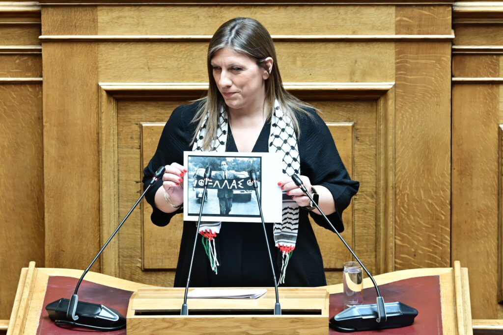 Με παλαιστινιακή καφίγια η Ζωή Κωνσταντοπούλου στη Βουλή – Κατέθεσε και δύο ερωτήσεις για την αστυνομική βία