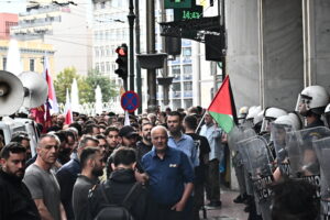 Στην Ομόνοια το ΠΑΜΕ και θύελλα αντιδράσεων για το συνέδριο της ισραηλινής πρεσβείας (Photos &#8211; Video)