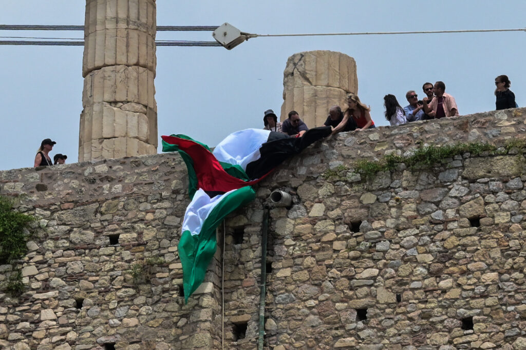 Μαρτυρία φωτορεπόρτερ: Η στιγμή της σύλληψης νεολαίων στην Ακρόπολη για παλαιστινιακή σημαία