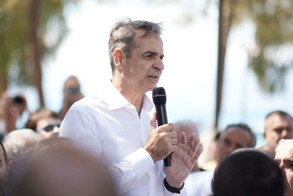 Ο Μητσοτάκης επιστρατεύει στρατιωτικό ελικόπτερο για να μην κάνει με αυτοκίνητο 1,5 ώρα δρόμο (Video)