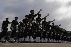 Κλιμακώνει η Ινδία: Ανακαλεί 14 τάγματα εφέδρων και κλείνει 24 αεροδρόμια