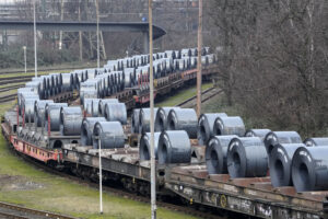Τραμπ: Ετοιμάζει διπλασιασμό των δασμών στο 50% στον εισαγόμενο χάλυβα