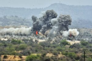 Ινδία &#8211; Πακιστάν: Κλιμακώνεται η σύγκρουση με εκατέρωθεν πλήγματα σε στρατιωτικές βάσεις