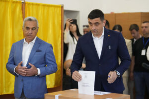 Ρουμανία: Κρίσιμες επαναληπτικές προεδρικές εκλογές με φαβορί τον ακροδεξιό Σιμιόν