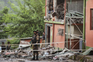 Ινδία &#8211; Πακιστάν: Κλιμάκωση συγκρούσεων με πλήγματα σε στρατιωτικές βάσεις &#8211; Συγκεντρώνουν στρατεύματα στα σύνορα