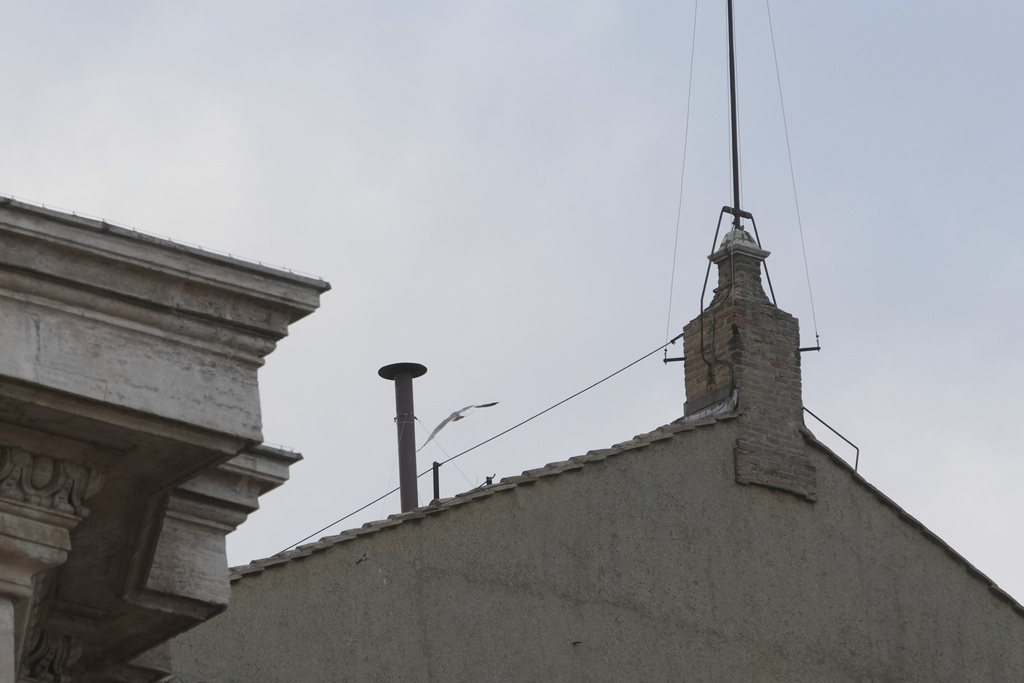 Κονκλάβιο: Συνεδριάζουν ξανά οι Καρδινάλιοι – Οι επικρατέστεροι και οι πιθανότητες για λευκό καπνό (LIVE)