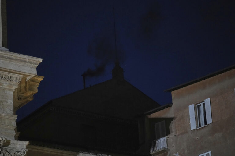 Βατικανό: Μαύρος καπνός από την Καπέλα Σιστίνα – Άκαρπη η πρώτη ψηφοφορία για νέο Πάπα (LIVE)