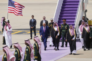 Washington Post: «Στη Μέση Ανατολή, ο Τραμπ ξαναφτιάχνει την εξωτερική πολιτική των ΗΠΑ»