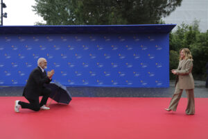 Εντι Ράμα: Γονάτισε για να υποδεχτεί τη Μελόνι &#8211; Το σχόλιο Ερντογάν για τα sneakers του (Video)