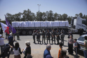 Γάζα: Ισραηλινός πολιτικός ισχυρίζεται ότι τα φορτηγά δεν περνάνε για να μην τα καταλάβει η Χαμάς