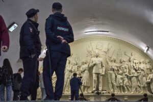 Ρωσία: Γλυπτό του Στάλιν κοσμεί και πάλι το μετρό της Μόσχας (Photos &#8211; Video)