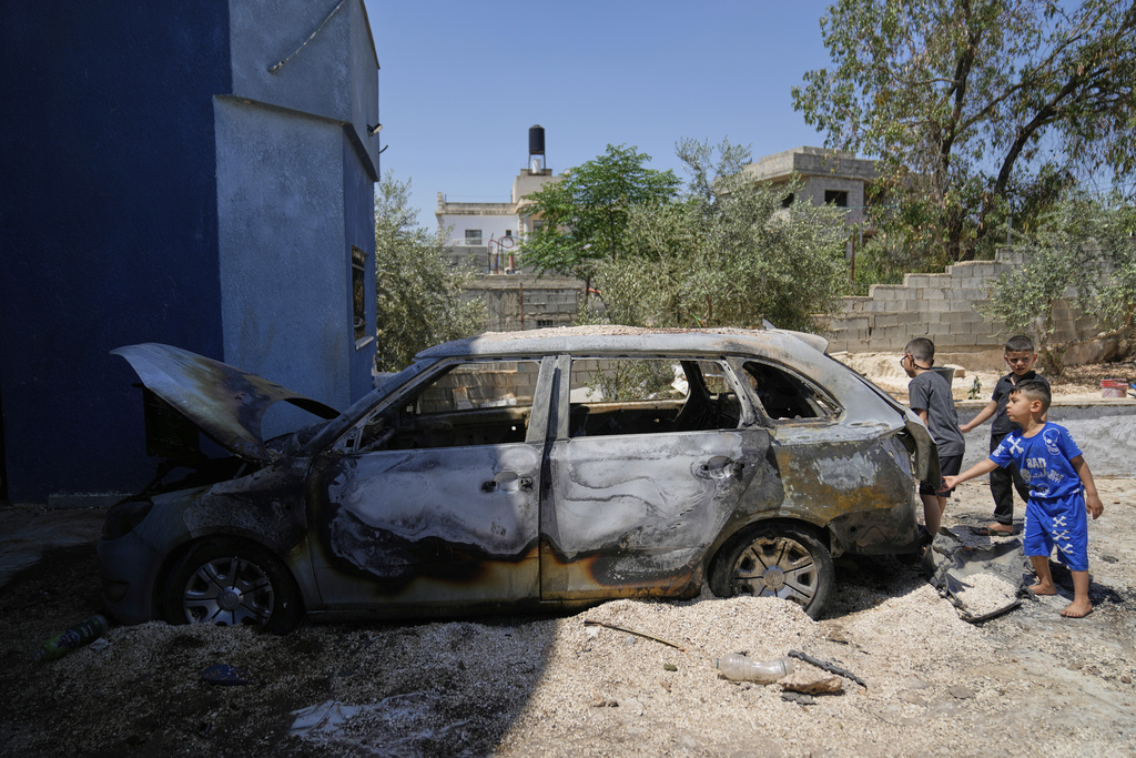 Δυτική Όχθη: Ισραηλινοί έποικοι πυρπόλησαν σπίτια και αυτοκίνητα Παλαιστινίων