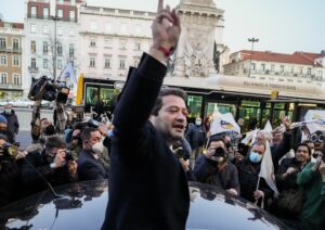 Πορτογαλία: Ο ηγέτης της ακροδεξιάς κατέρρευσε σε προεκλογική συγκέντρωση (Video)