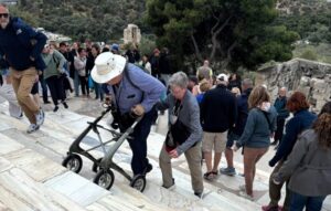 Εικόνες ντροπής πάλι στην Ακρόπολη