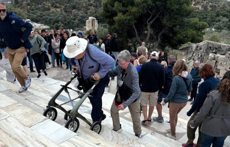 Εικόνες ντροπής πάλι στην Ακρόπολη