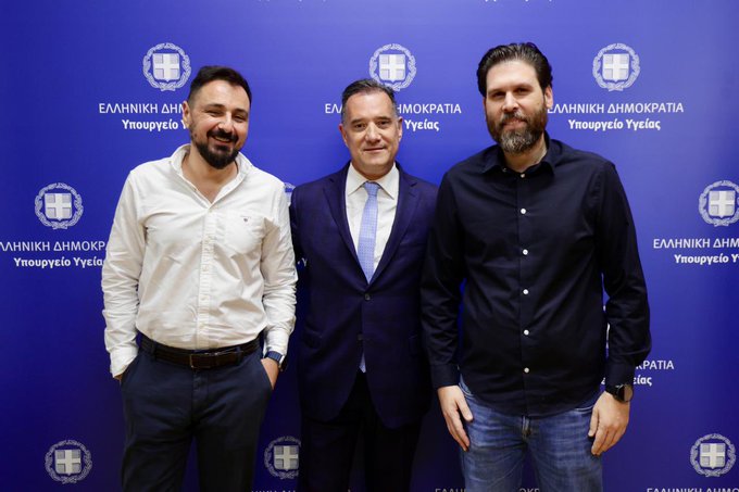 Γεωργιάδης: Προκλητική φωτογραφία με τα «παιδιά» της «Ομάδας Αλήθειας»