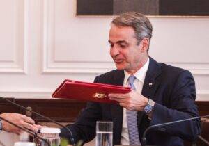 O Μητσοτάκης&#8230; τρολάρει τους χαμηλοσυνταξιούχους με τα ψίχουλα των 250 ευρώ!