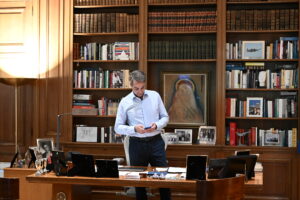 «Σκάνδαλο χρηματοδότησης προκαλεί τριγμούς στη ΝΔ» &#8211; Politico για «Ομάδα Αλήθειας» και Blue Skies
