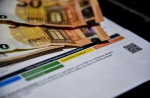 Τιμολόγια ρεύματος: Νέες ανατροπές από τους παρόχους μετά τη στροφή των καταναλωτών στους «μπλε» λογαριασμούς