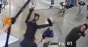 Κίνα: Ρομπότ σε «αμόκ» επιτέθηκε στους χειριστές του (Video)