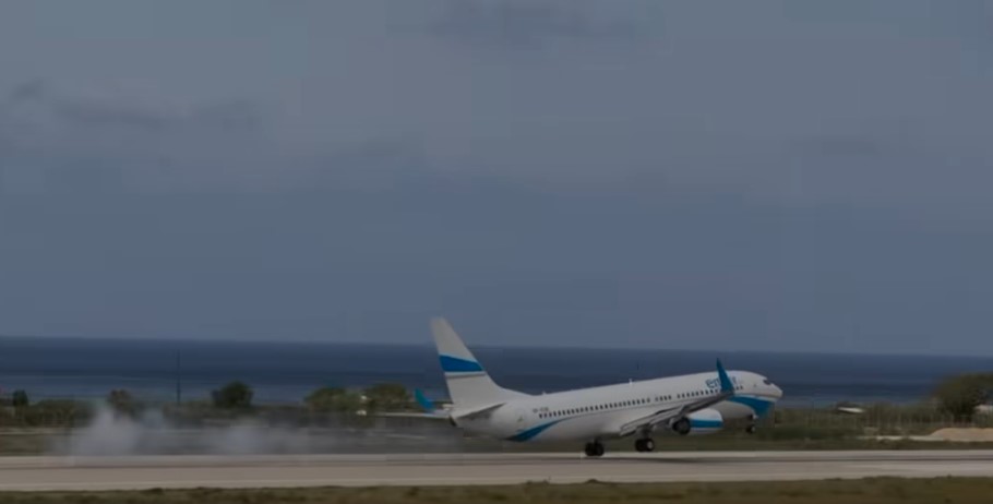 Ρόδος: Αεροπλάνα δεν μπορούσαν να προσγειωθούν λόγω πλάγιων ανέμων – Τρομακτικό βίντεο