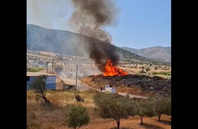 Φωτιά τώρα στο Μαρκόπουλο – Καίγονται σκουπίδια και ξερά χόρτα (Photos-Video)
