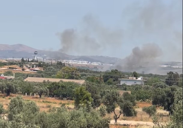 Φωτιά στο Μαρκόπουλο: Ενισχύθηκαν οι δυνάμεις – Κοντά σε κατοικημένη περιοχή (Video)